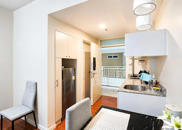 Modern Near Airport Free Wi-fi, Netflix, Pool & Gym