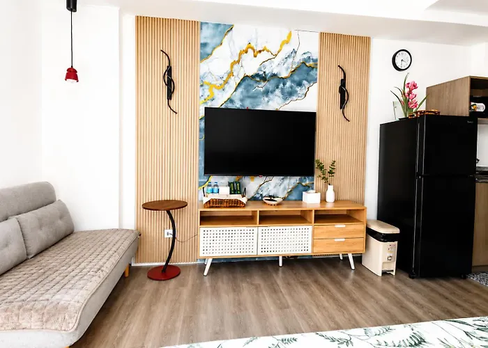Modern Near Airport Free Wi-fi, Netflix, Pool & Gym Aparthotel