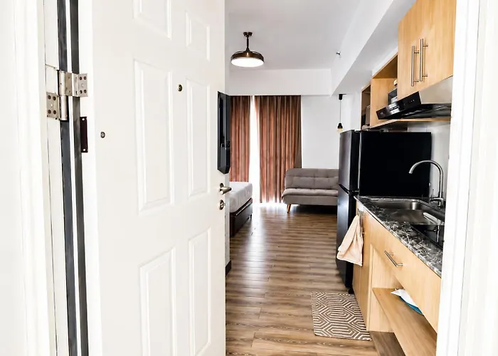 Modern Near Airport Free Wi-fi, Netflix, Pool & Gym *
